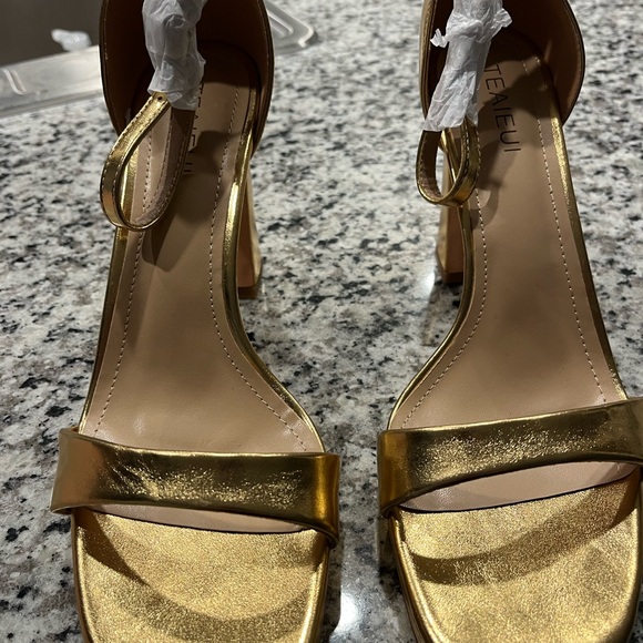 Elegant Gold Ankle Strap Heels size 11 - Picture 4 of 5